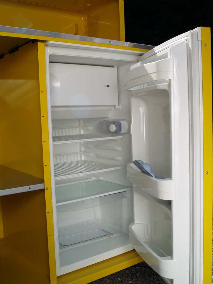 Bretz Designklassiker Metallmöbel Schrank kommode silber gelb Fat Boys Bar Außenküche Minibar Raumteiler