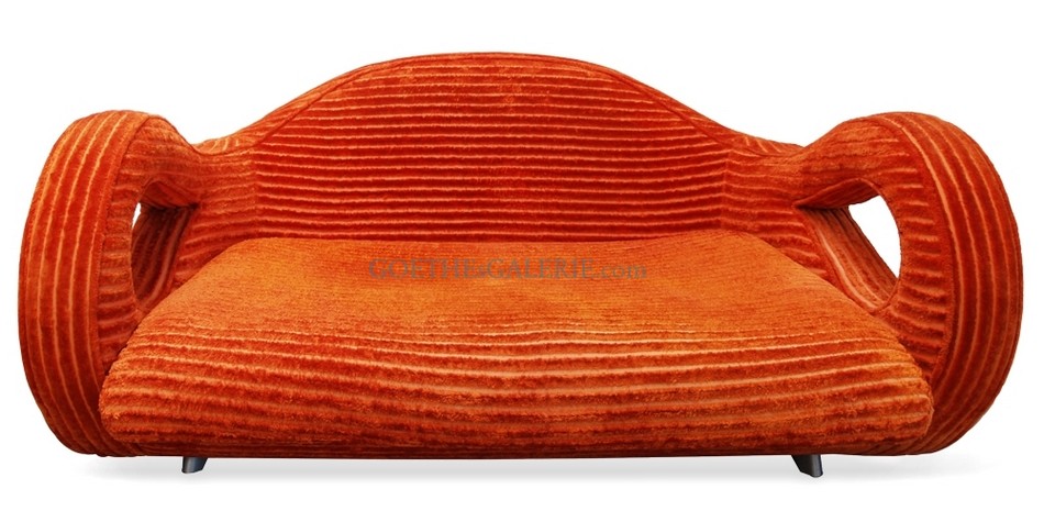 Foto (c) zeigt Bretz Cultsofa Slow Rider im Loungestil bretz bretz sofa slow rider orange streifen samt velours designklassiker