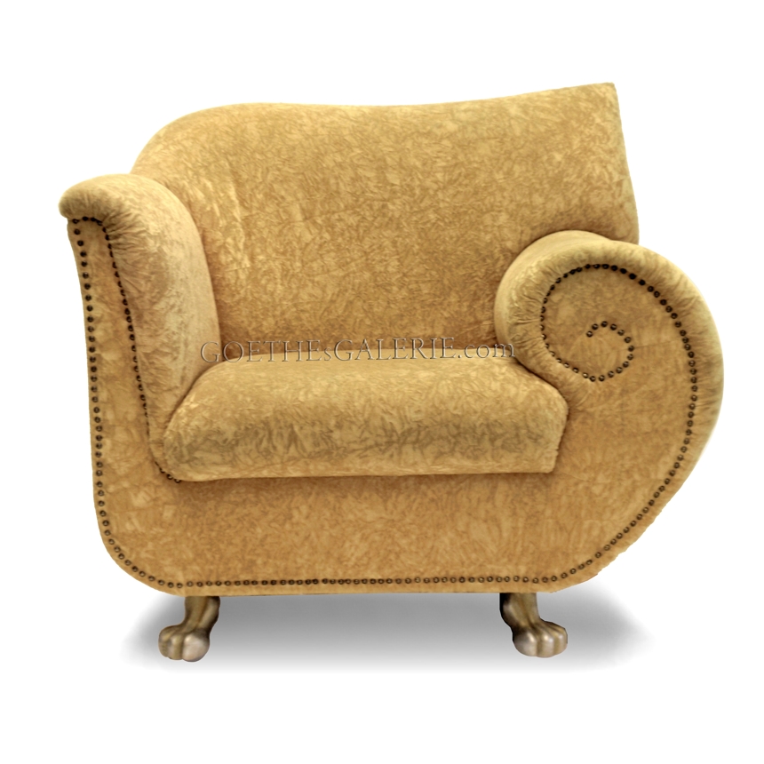 Foto (c) zeigt Bretz Cultsofa Gaudi Armlehnstuhl mit goldenen Löwentatzen bretz designersessel sessel gaudi gelb senf