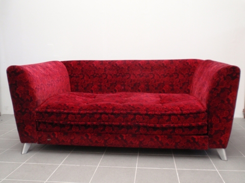 Bretz Designklassiker Sofa Rosenstoff Monster ausziehbares Bettsofa Kissen Rosen grün rot