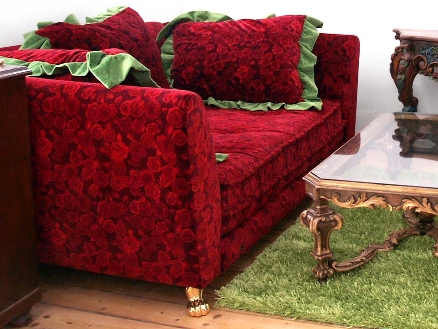 Bretz Designklassiker Sofa Rosenstoff Monster ausziehbares Bettsofa Kissen Rosen grün rot