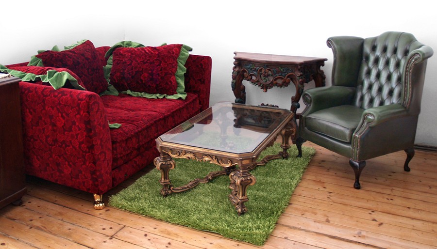 Bretz Designklassiker Sofa Rosenstoff Monster ausziehbares Bettsofa Kissen Rosen grün rot gold couchtisch