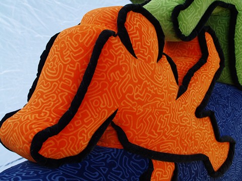 OLYMPUS DIGITAL CAMERA Bretz Designklassiker Sofa Loveseat Keith Haring Männchen Möbel Lizenzprodukt