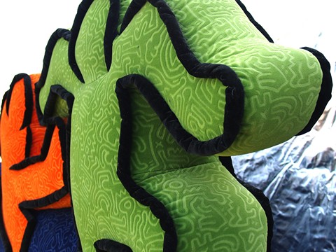 OLYMPUS DIGITAL CAMERA Bretz Designklassiker Sofa Loveseat Keith Haring Männchen Möbel Lizenzprodukt