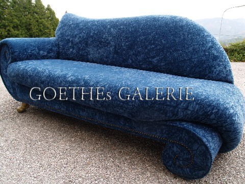 Foto (c) zeigt Bretz Cultsofa Gaudi Sofa / Recamiere mit schimmerndem Samtstoff bretz gaudi recamiere sofa iceblue 2
