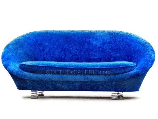 Foto (c) zeigt Bretz Pool Sofa. Klick auf großes Bild öffnet neues Fenster zu unserer Facebook Seite wo wir stets alles was frisch bei uns eintrifft vorstellen. Bretz sofa designklassiker lounge pool ufo blau glamoursamt