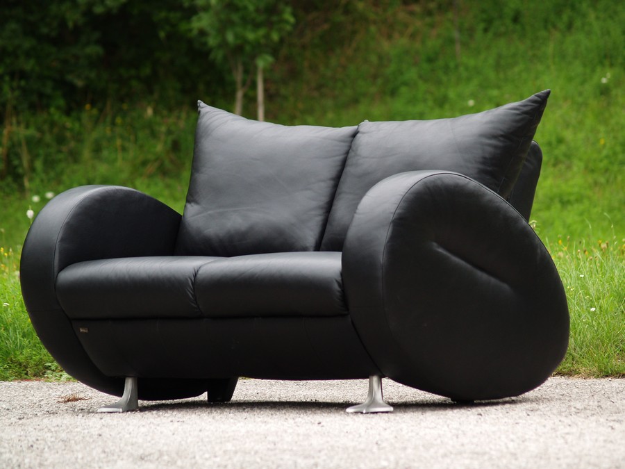 Fotos (c) zeigen: Achtsam gebrauchtes Bretz Sofa, Popeye Ledersofa schwarz. Sofort stellbarer Zustand. Den auf einem Bild gezeigten Stuhl finden Sie auch im Shop. Beachte: Unsere Angebote sind meist Einzelstücke. Bretz Designklassiker Sofa schwarz neuwertig Sammlerstück Popeye Gaudi Leder schwarz Stuhl Entenfüße