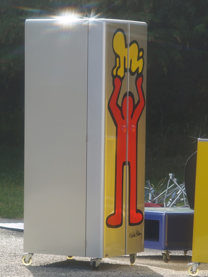 Bretz Schrank Bretz Designklassiker Metallmöbel Schrank kommode silber gelb Fat Boys Keith Haring Lizenz