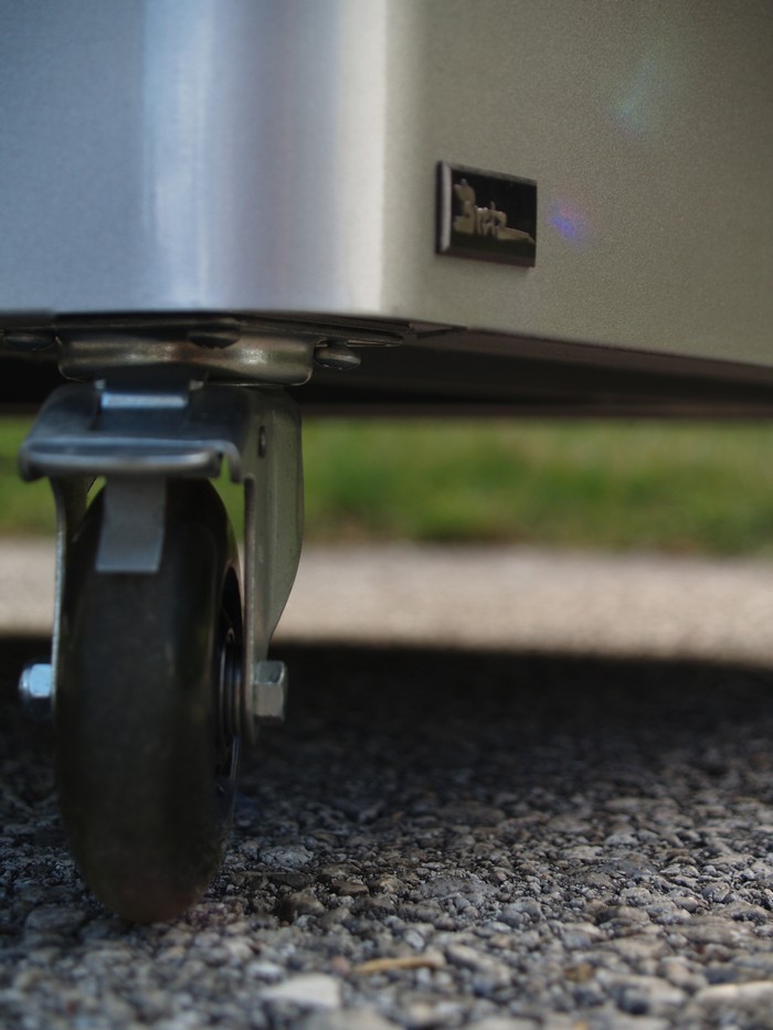 Keith Haring Möbel Bretz Designklassiker Metallmöbel Schrank kommode silber gelb Fat Boys