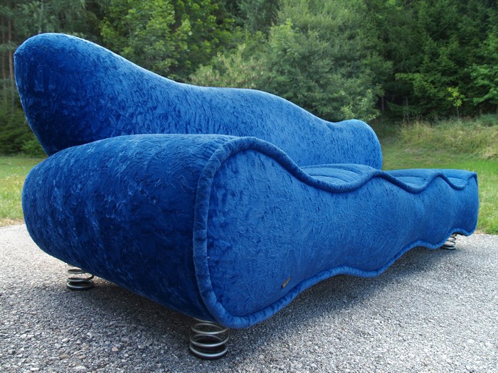 OLYMPUS DIGITAL CAMERA Bretz Designklassiker Sofa Sharky Plüsch Samtstoff blau
