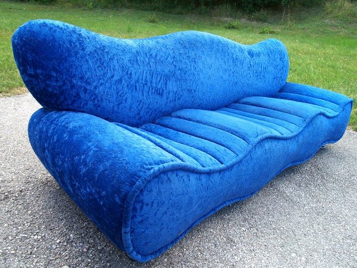 OLYMPUS DIGITAL CAMERA Bretz Designklassiker Sofa Sharky Plüsch Samtstoff blau