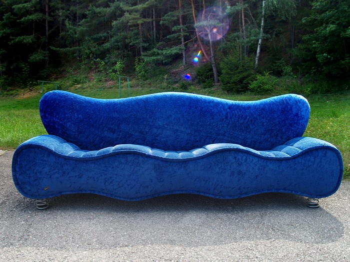 OLYMPUS DIGITAL CAMERA Bretz Designklassiker Sofa Sharky Plüsch Samtstoff blau