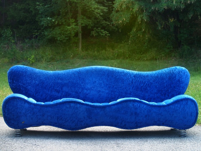 OLYMPUS DIGITAL CAMERA Bretz Designklassiker Sofa Sharky Plüsch Samtstoff blau