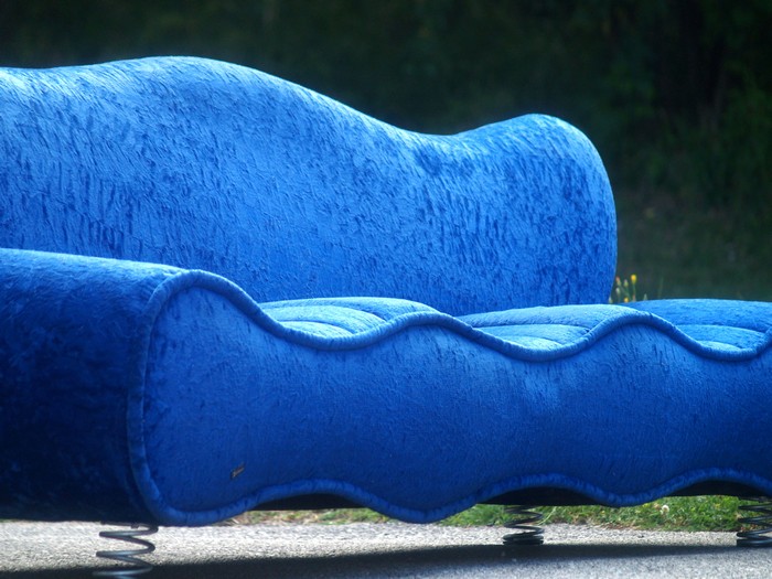 OLYMPUS DIGITAL CAMERA Bretz Designklassiker Sofa Sharky Plüsch Samtstoff blau