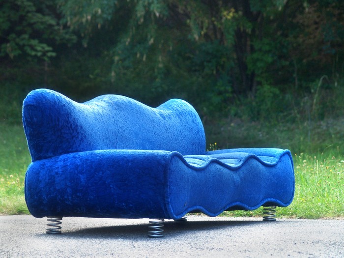 OLYMPUS DIGITAL CAMERA Bretz Designklassiker Sofa Sharky Plüsch Samtstoff blau