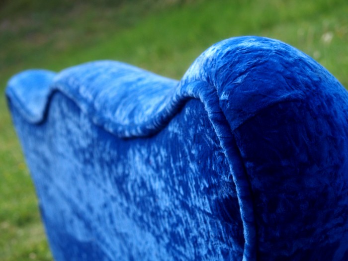 OLYMPUS DIGITAL CAMERA Bretz Designklassiker Sofa Sharky Plüsch Samtstoff blau