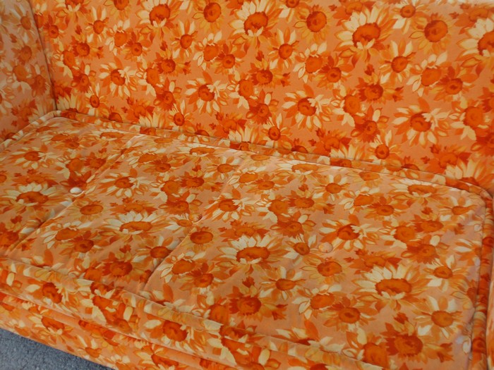 Bretz Designklassiker Sofa Monster kleines Sonnenblumenstoff Federfüße