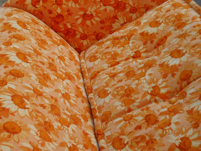 Bretz Designklassiker Sofa Monster kleines Sonnenblumenstoff Federfüße