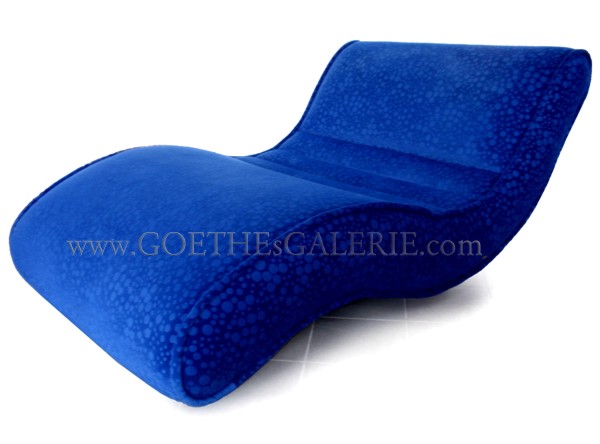 Foto (c) zeigt Bretz Cultsofa Hookipa Sofa in Wellenform mit Spacebubbles Samtstoff bretz sofa gebraucht ausstellungsstück blau laola
