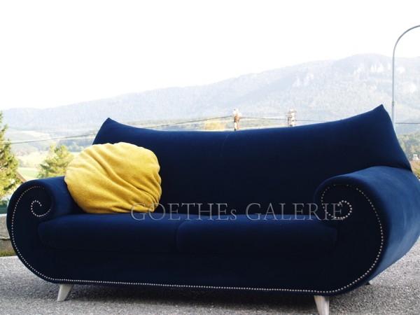 Foto (c) zeigt Bretz Cultsofa Gaudi Sofa mit sattblauem Samtstoff bretz sofa gebraucht ausstellungsstück gaudi blau