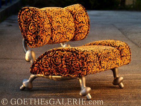 Foto (c) zeigt Bretz Sofa mit ORIGINAL Goldrankenstoff von Bretz Bretz sofa stuhl gold Ranke rübe