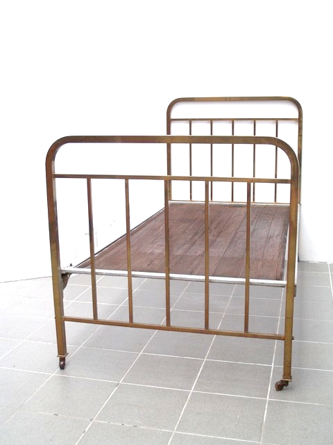 Messingbett antikes Jugendstil Bett Messing Requisite Film