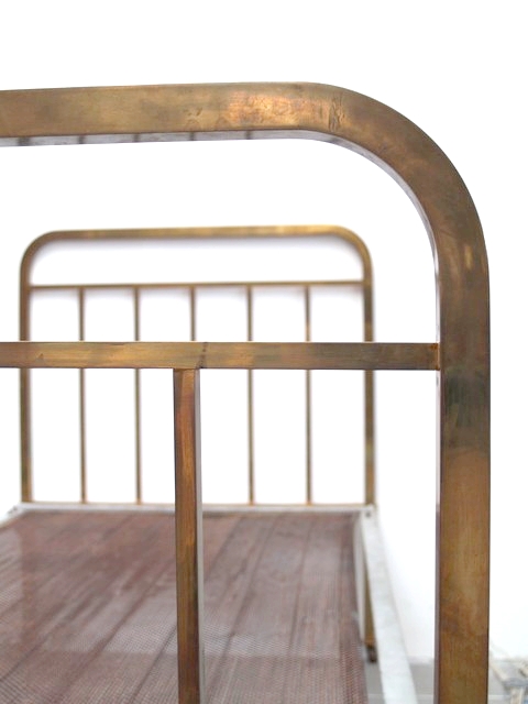 Messingbett antikes Jugendstil Bett Messing Rosen Requisite Film USA