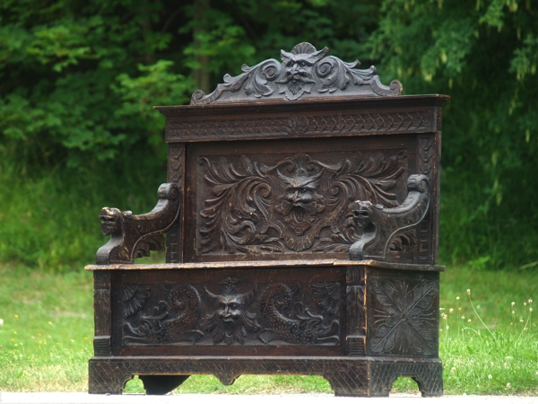 OLYMPUS DIGITAL CAMERA Truhenbank antik Barock Neo Rennaissance Sitzbank Fratzen Satyr Möbel beschnitzt Holz Teufel Köpfe