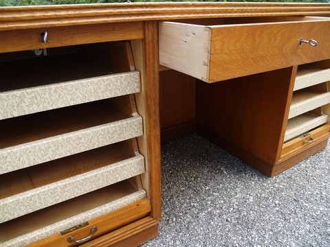 Schreibtisch antik restauriert massivholz Herrenzimmer Möbel Antiquität beschnitzt Rolladen Vintage Midcentury Industrial