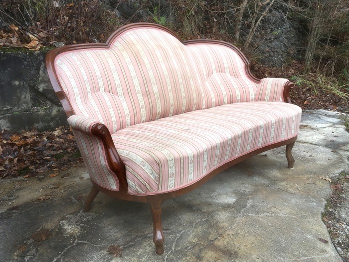 Biedermeier Sofa rosa Stoff bezogen Streifen Viktorianischer Stil Gästehaus Antikes Sofa Bidermeier Streifenstoff creme