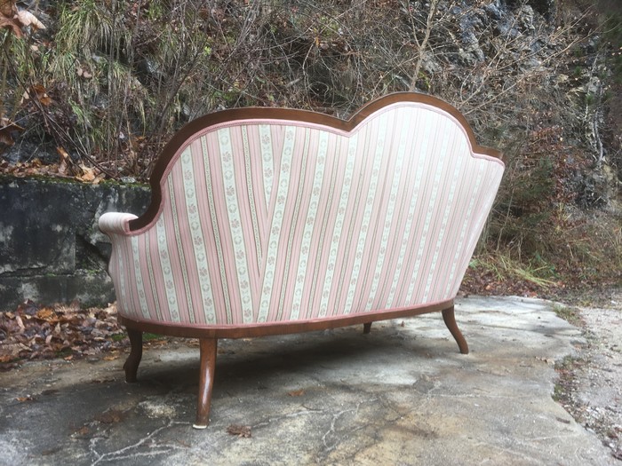 Biedermeier Sofa rosa Stoff bezogen Streifen Viktorianischer Stil Gästehaus Antikes Sofa Bidermeier Streifenstoff creme