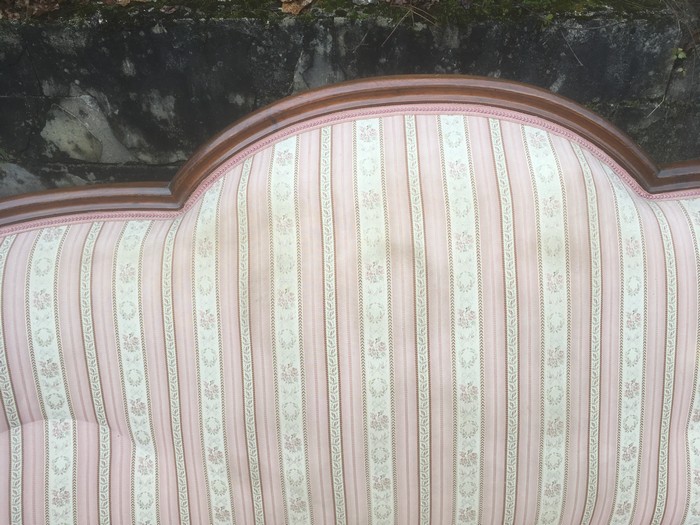 Biedermeier Sofa rosa Stoff bezogen Streifen Viktorianischer Stil Gästehaus Antikes Sofa Bidermeier Streifenstoff creme