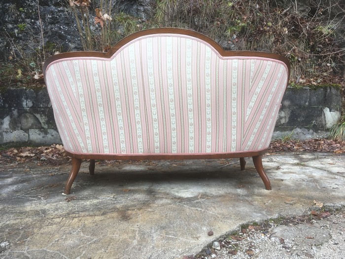 Biedermeier Sofa rosa Stoff bezogen Streifen Viktorianischer Stil Gästehaus Antikes Sofa Bidermeier Streifenstoff creme