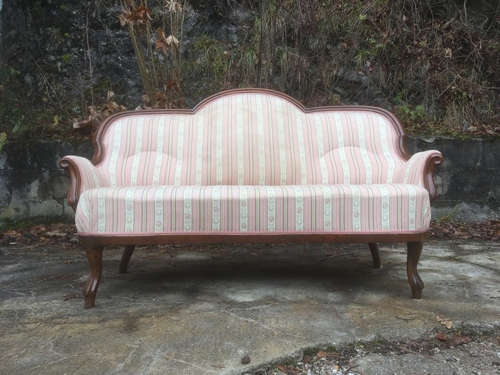 Biedermeier Sofa rosa Stoff bezogen Streifen Viktorianischer Stil Gästehaus Antikes Sofa Bidermeier Streifenstoff creme