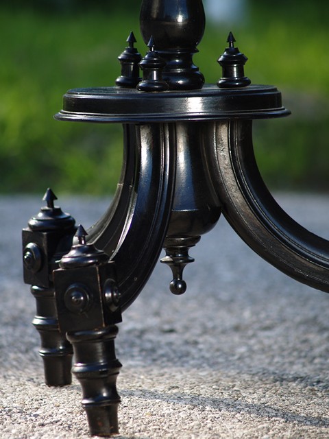 antiker Tisch schwarz mit grün blau Majolika Fliesen