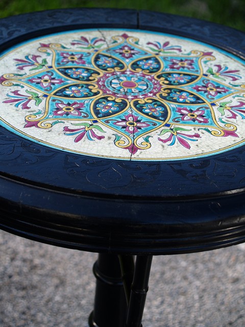 antiker Tisch schwarz mit grün blau Majolika Fliesen