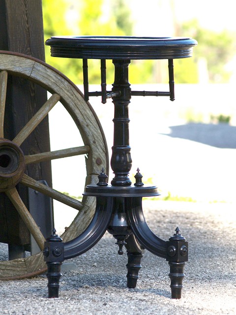 antiker Tisch schwarz mit grün blau Majolika Fliesen Beistelltisch Gründerzeit