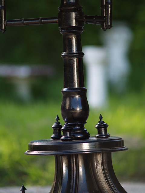 antiker Tisch schwarz mit grün blau Majolika Fliesen Beistelltisch Gründerzeit