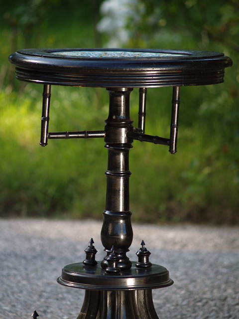 antiker Tisch schwarz mit grün blau Majolika Fliesen Beistelltisch Gründerzeit