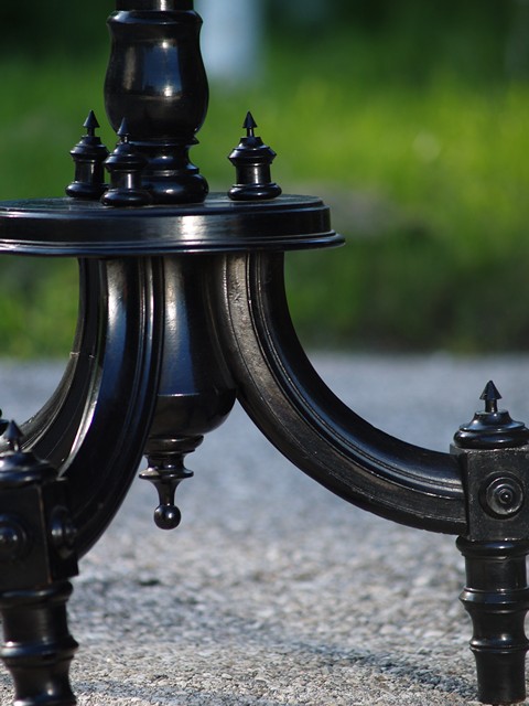 antiker Tisch schwarz mit grün blau Majolika Fliesen Beistelltisch Gründerzeit