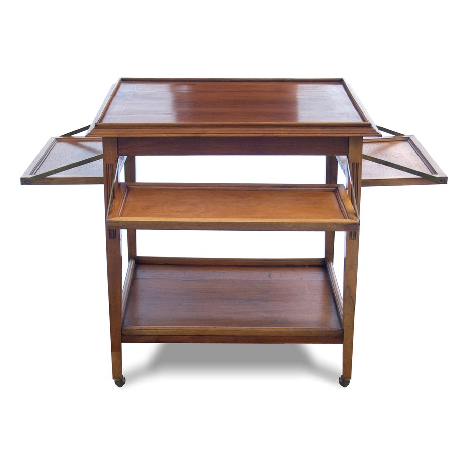 Antiker Tisch, sofort nutzbarer Zustand, restauriert für Herrenzimmer. Überaus praktisch durch die seitlichen Flügeln, die je eine zusätzliche Abstellfläche zur oberen und unteren Platte bieten. tisch g3202 antik beistelltisch herrenzimmer 1