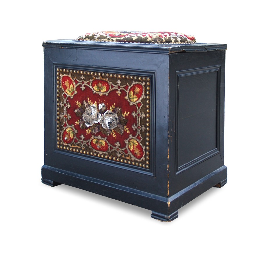 Bilder (c) zeigen: Antike schwarze Truhe Glasperlen Rosen besticktes Möbel um 1880 Antiquität Truhe antik Massivholz Rocaille Glasperlen Bauerntruhe beschnitzt Sitztruhe bestickt