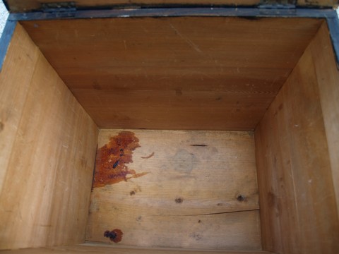 OLYMPUS DIGITAL CAMERA Antiquität Truhe antik Massivholz Rocaille Glasperlen Bauerntruhe beschnitzt Sitztruhe bestickt