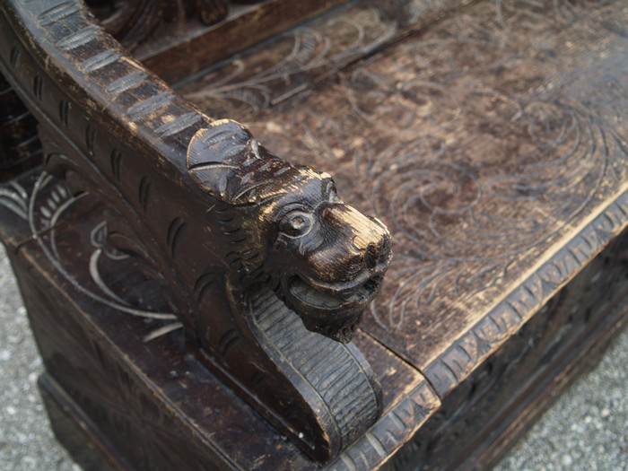 OLYMPUS DIGITAL CAMERA Truhenbank antik Barock Neo Rennaissance Sitzbank Fratzen Satyr Möbel beschnitzt Holz Teufel Köpfe