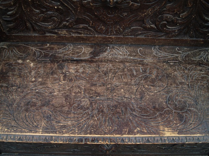 OLYMPUS DIGITAL CAMERA Truhenbank antik Barock Neo Rennaissance Sitzbank Fratzen Satyr Möbel beschnitzt Holz Teufel Köpfe