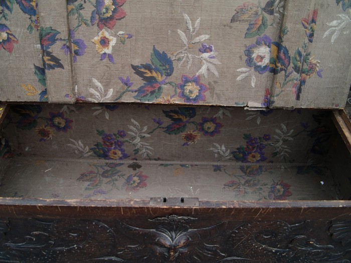 OLYMPUS DIGITAL CAMERA Truhenbank antik Barock Neo Rennaissance Sitzbank Fratzen Satyr Möbel beschnitzt Holz Teufel Köpfe