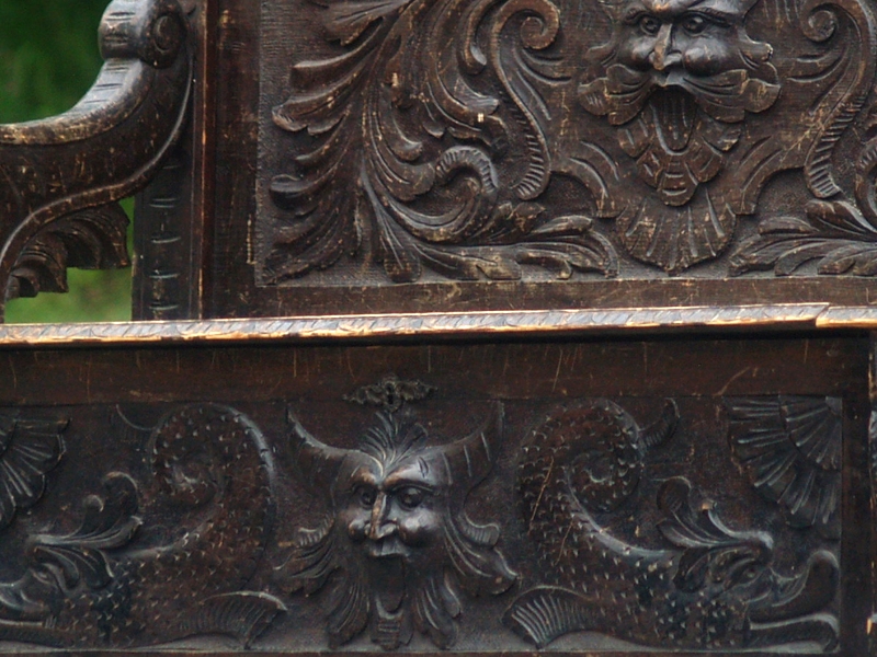 OLYMPUS DIGITAL CAMERA Truhenbank antik Barock Neo Rennaissance Sitzbank Fratzen Satyr Möbel beschnitzt Holz Teufel Köpfe