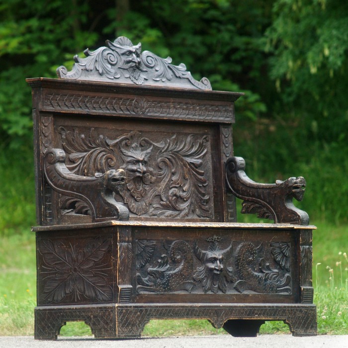 OLYMPUS DIGITAL CAMERA Truhenbank antik Barock Neo Rennaissance Sitzbank Fratzen Satyr Möbel Faun beschnitzt Holz Teufel Köpfe