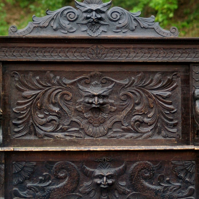 OLYMPUS DIGITAL CAMERA Truhenbank antik Barock Neo Rennaissance Sitzbank Fratzen Satyr Möbel beschnitzt Holz Teufel Köpfe