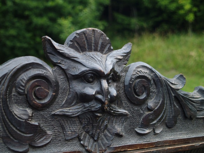 OLYMPUS DIGITAL CAMERA Truhenbank antik Barock Neo Rennaissance Sitzbank Fratzen Satyr Möbel beschnitzt Holz Teufel Köpfe